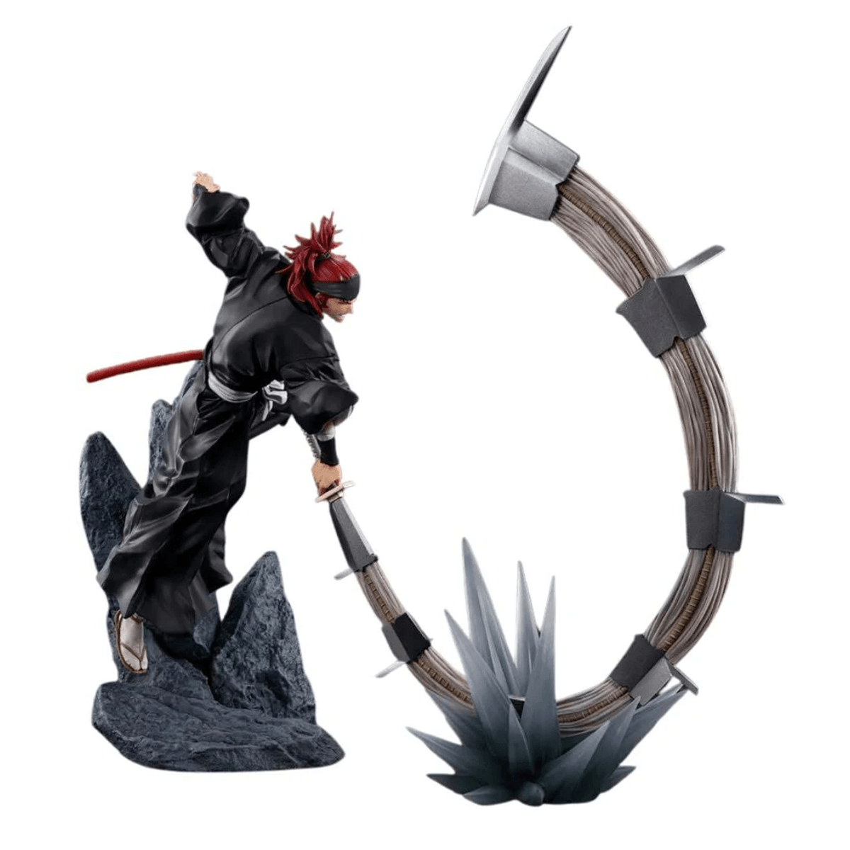 Figura negra, vendada, con pelo rojo, sobre rocas, sosteniendo espada.