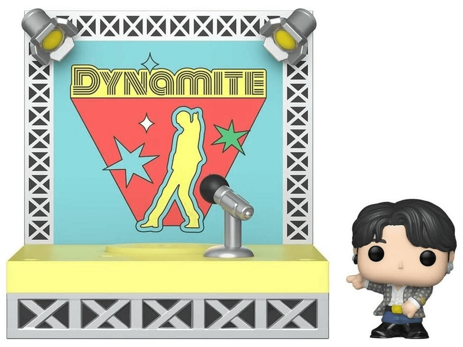 Una figura Funko Pop junto a un escenario con el letrero "Dynamite".