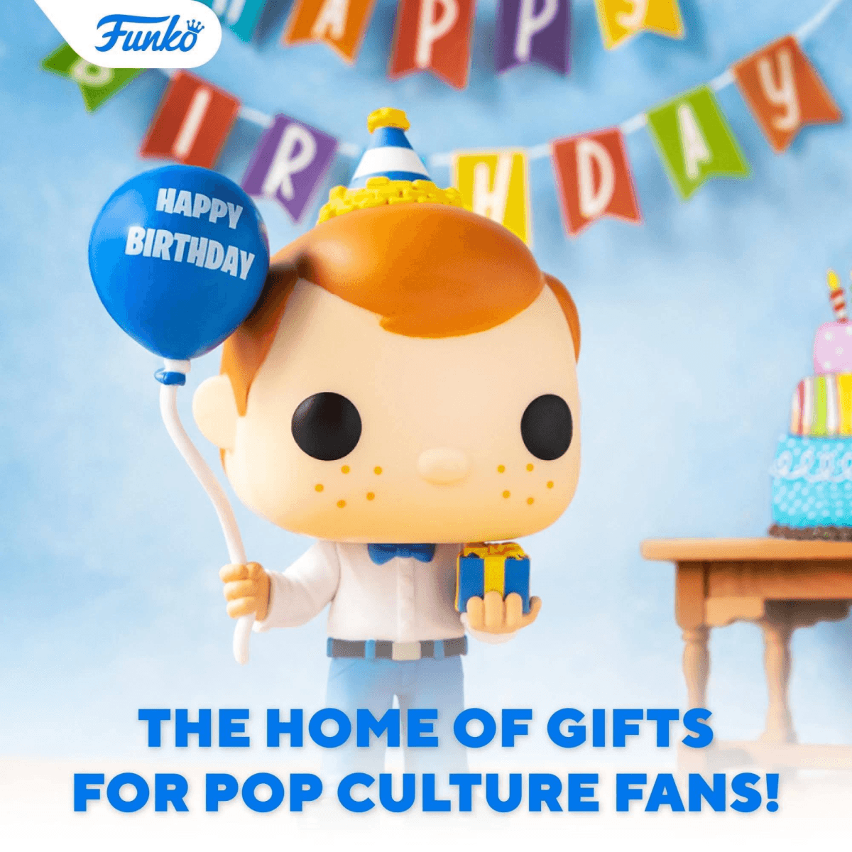 Un personaje Funko Pop con gorro de fiesta sostiene un pastel de cumpleaños y un globo.