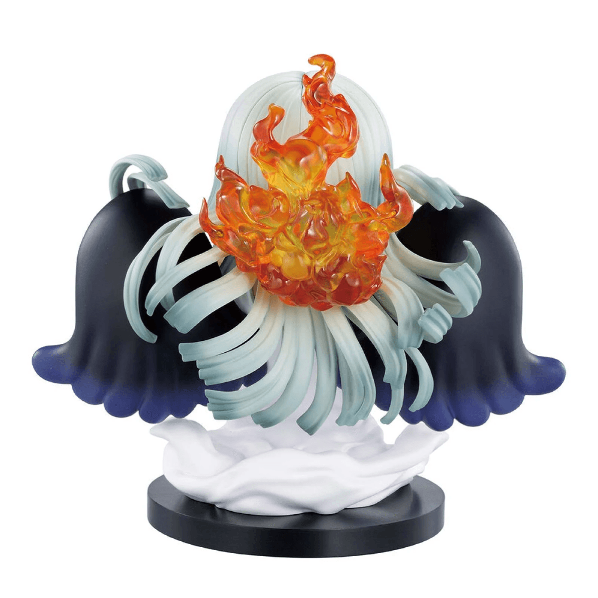 Figura con pelo blanco, llamas en la cabeza, alas oscuras y base de humo blanco.