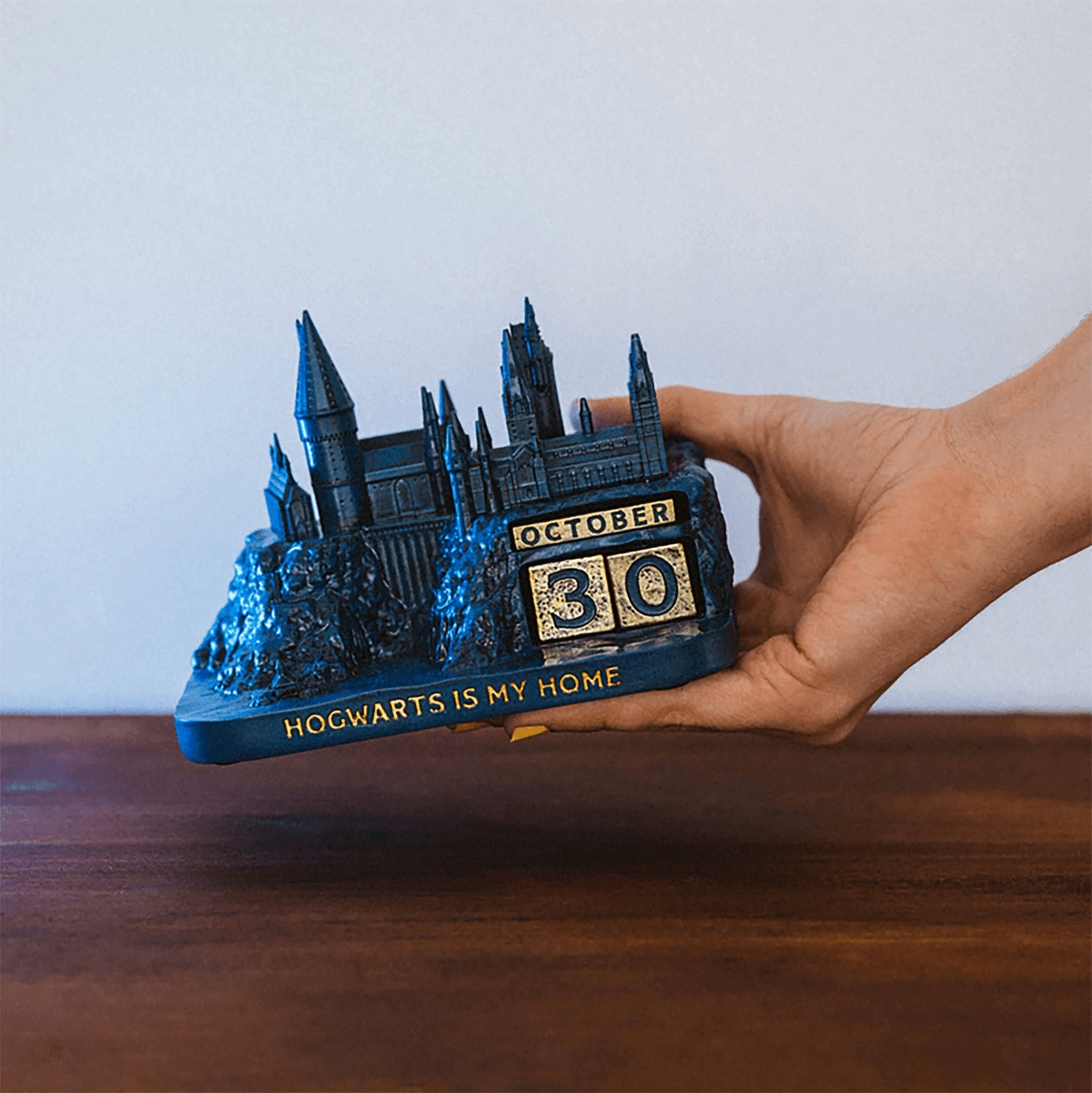 Modelo del castillo de Hogwarts azul oscuro con calendario que muestra el 30 de octubre.