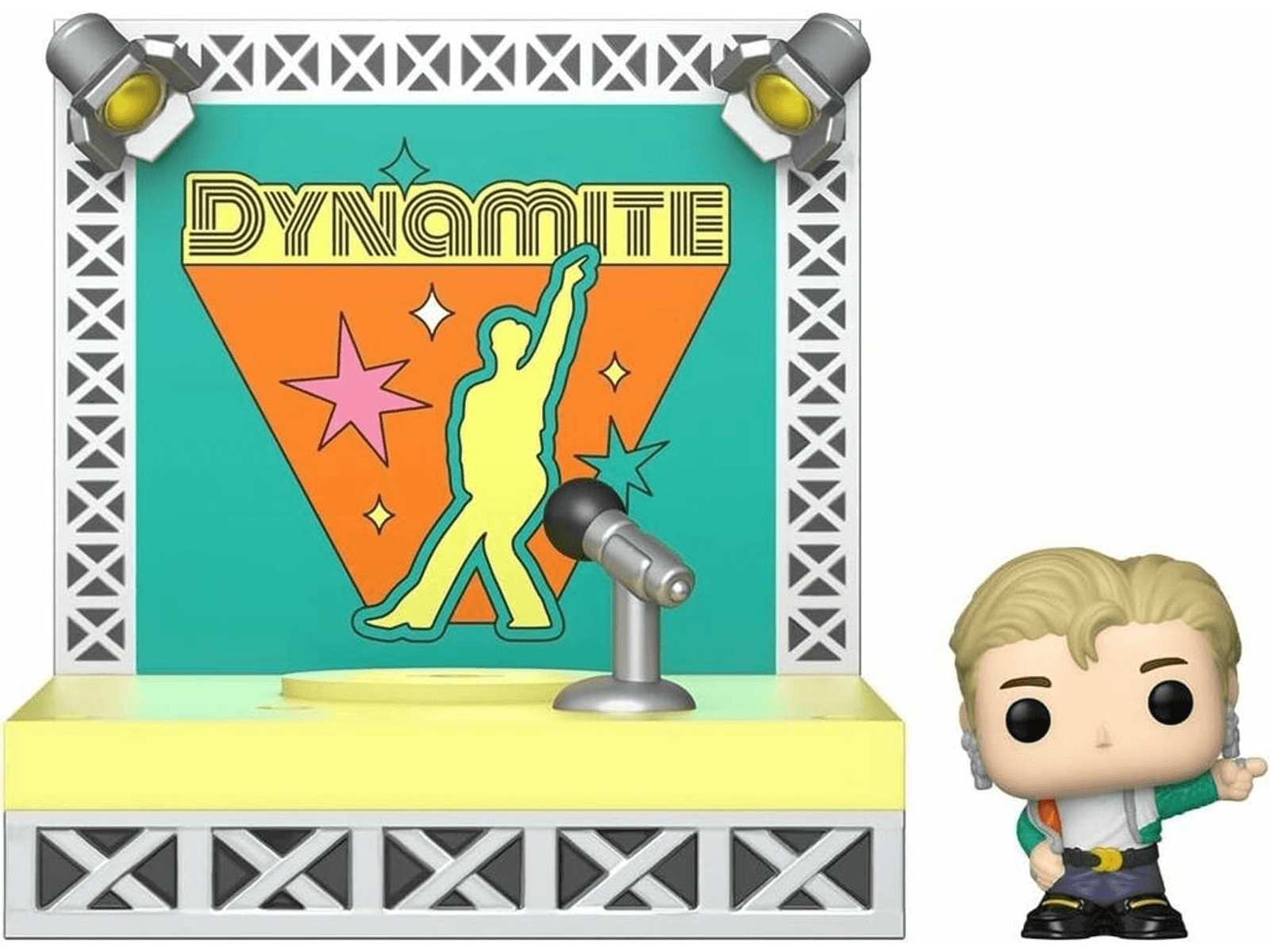 Funko Pop Figur einer Person auf einer Bühne mit „Dynamite“-Text und Mikrofon.
