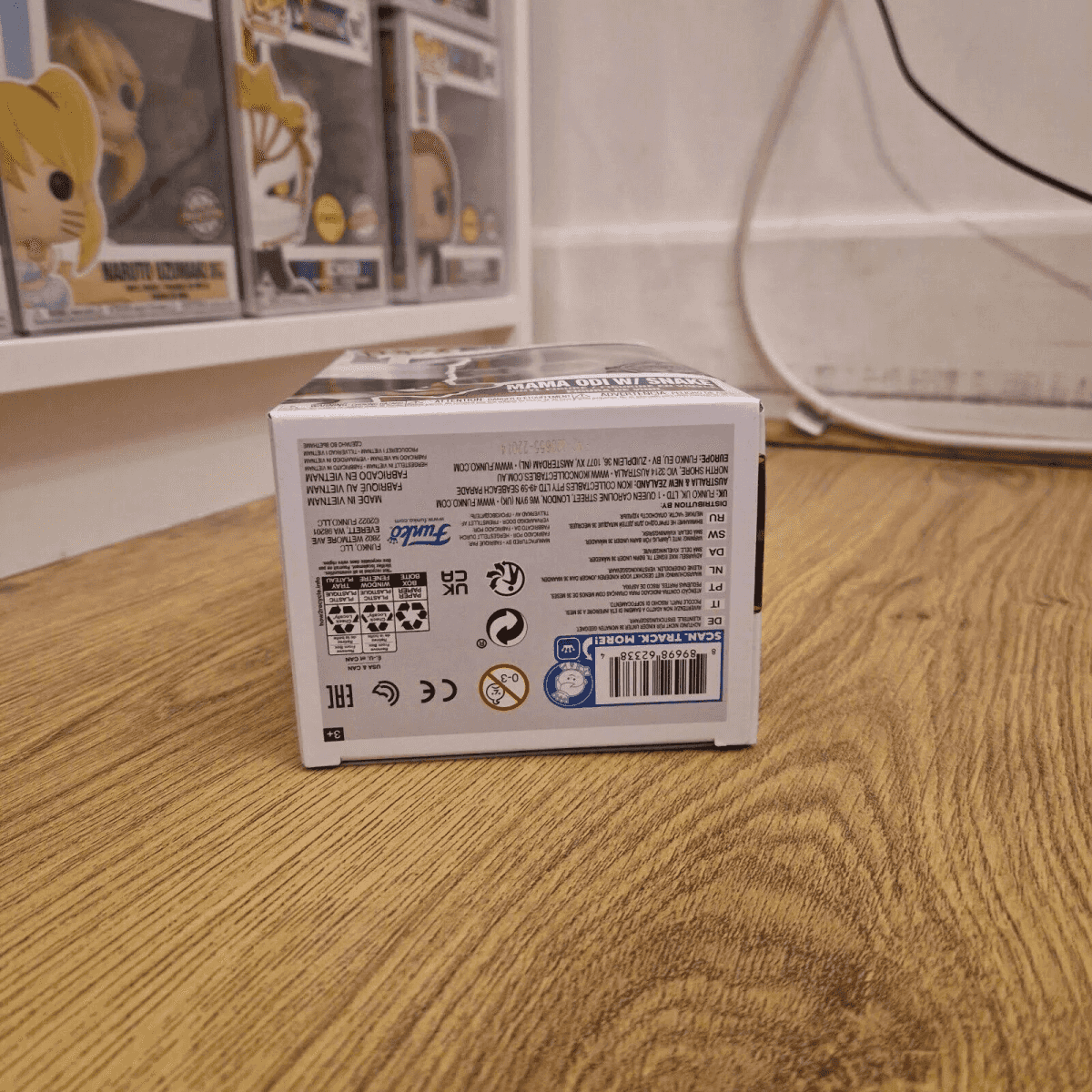 La parte posterior de una caja Funko Pop con advertencias y código de barras.