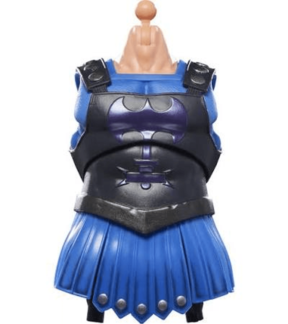 Torso de juguete con armadura azul, peto negro con símbolo de murciélago.