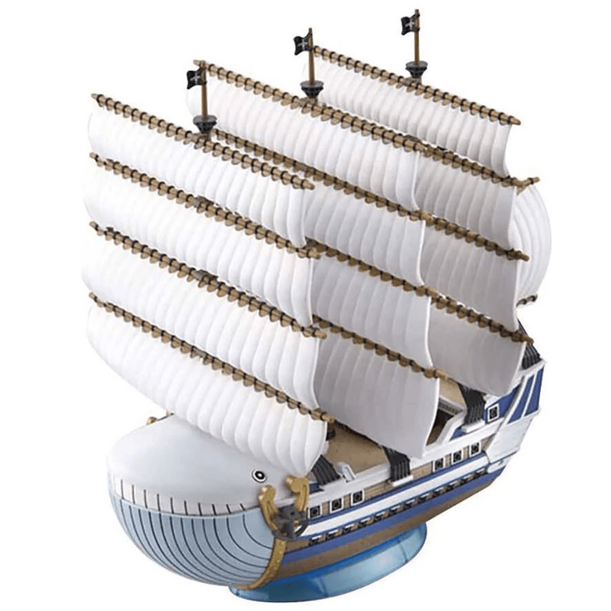 Maqueta de barco con muchas velas blancas y banderas negras en mástiles.