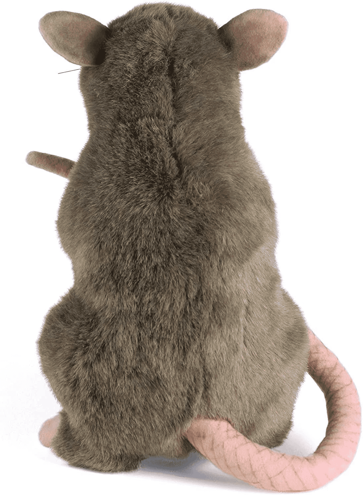 Una rata de peluche gris se sienta de espaldas a la cámara sobre fondo blanco.