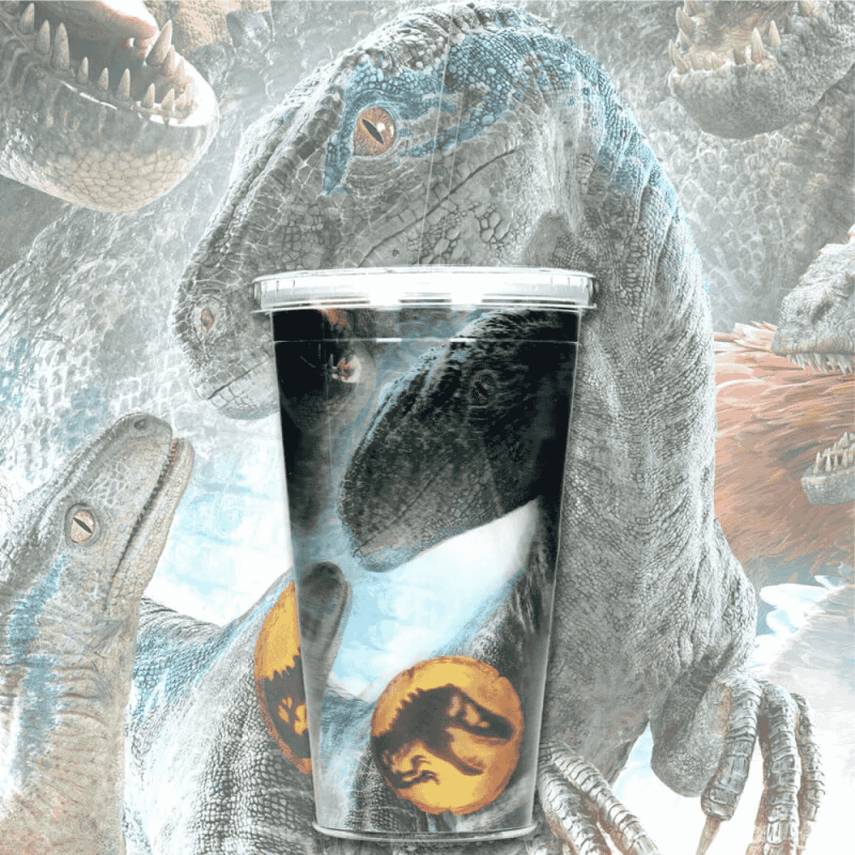Un vaso de bebida con dinosaurios y el logo de Jurassic World.