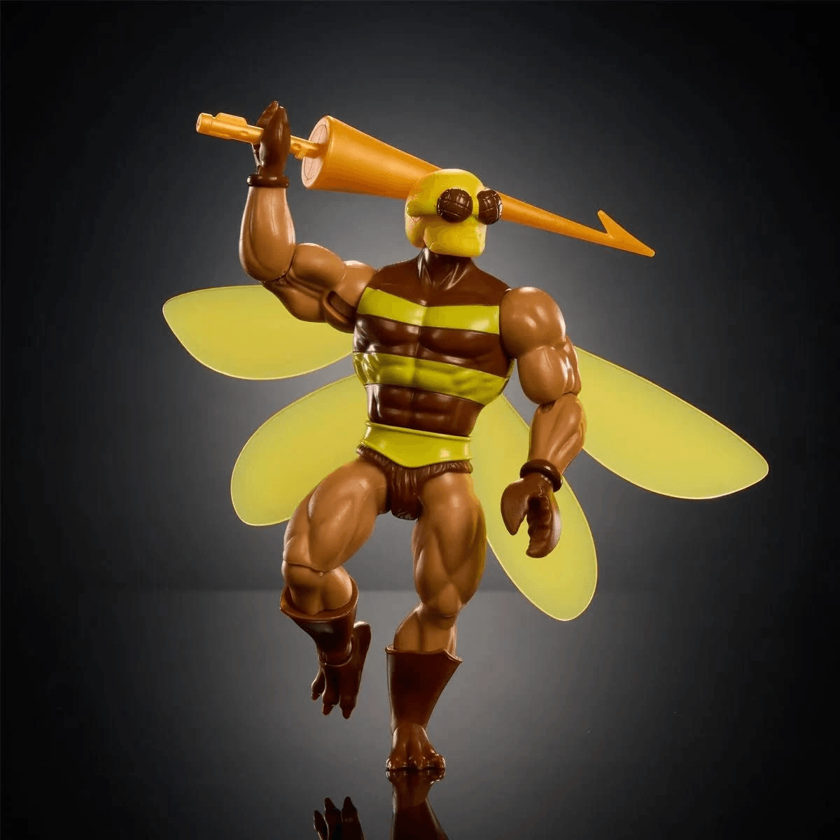 Figura de acción de abeja con alas amarillas, sosteniendo un arma amarilla.