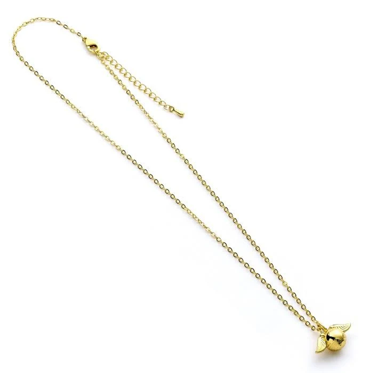 Un collar de oro con un colgante de bola dorada con alas.