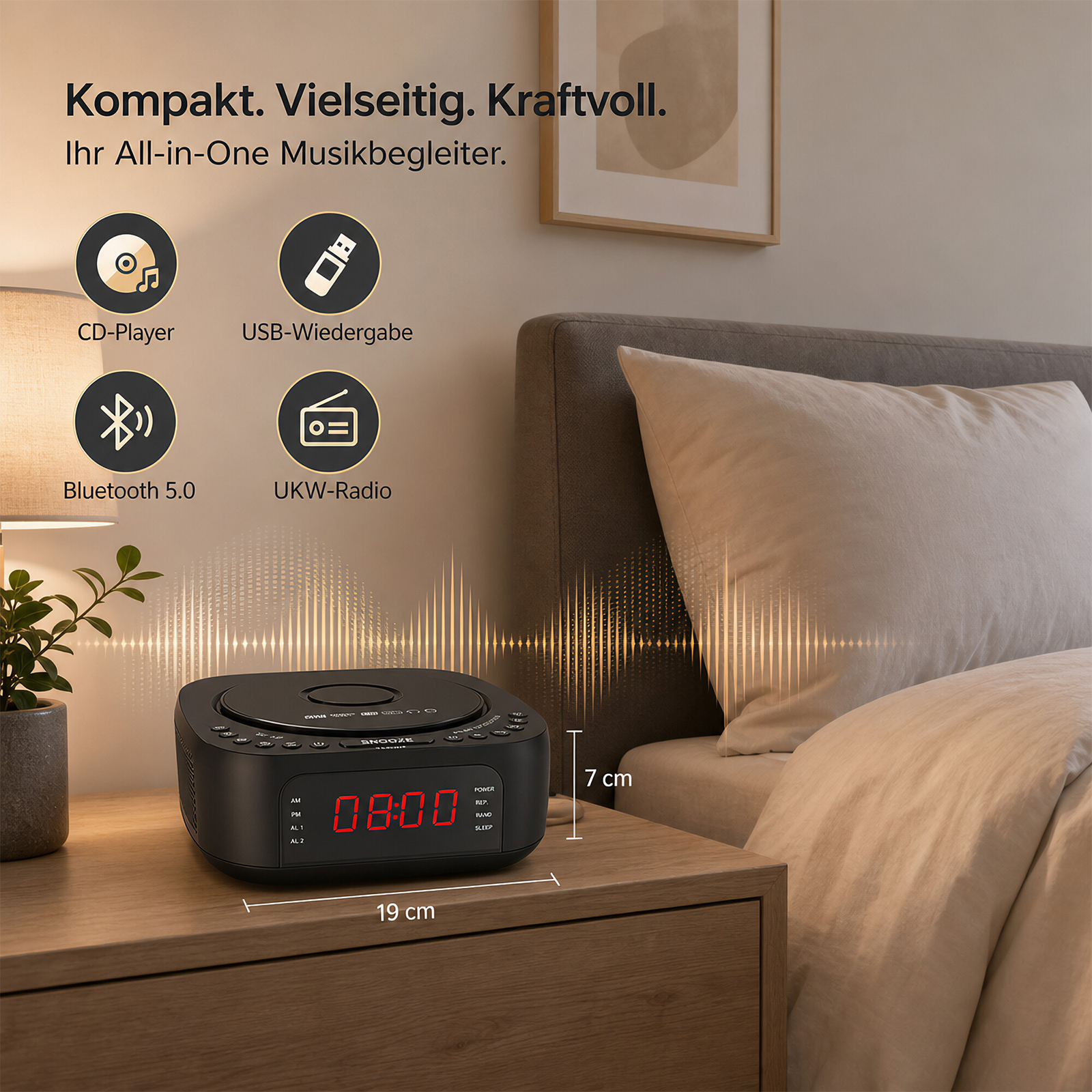 Ein schwarzer CD-Player-Wecker mit roten Digitalanzeigen steht auf einem Nachttisch.