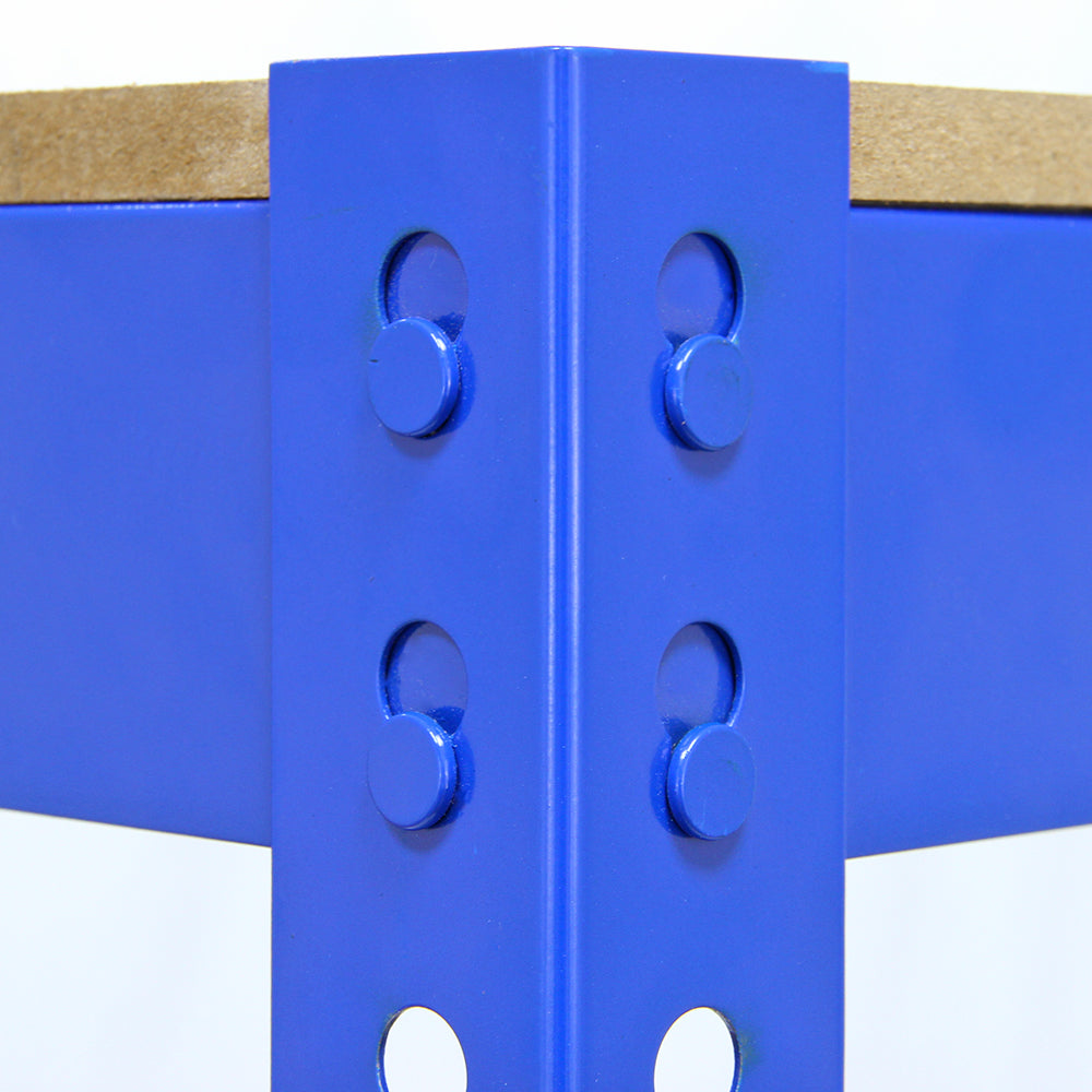 Un poste de estantería azul con recortes redondos y una tabla de madera.