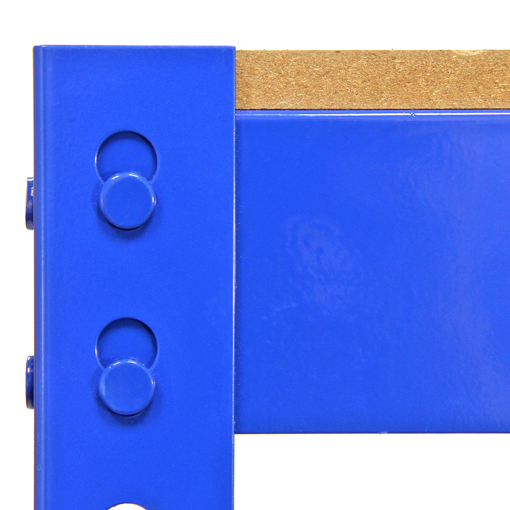 Primer plano de un puntal metálico azul con dos fijaciones redondas y un panel de madera.