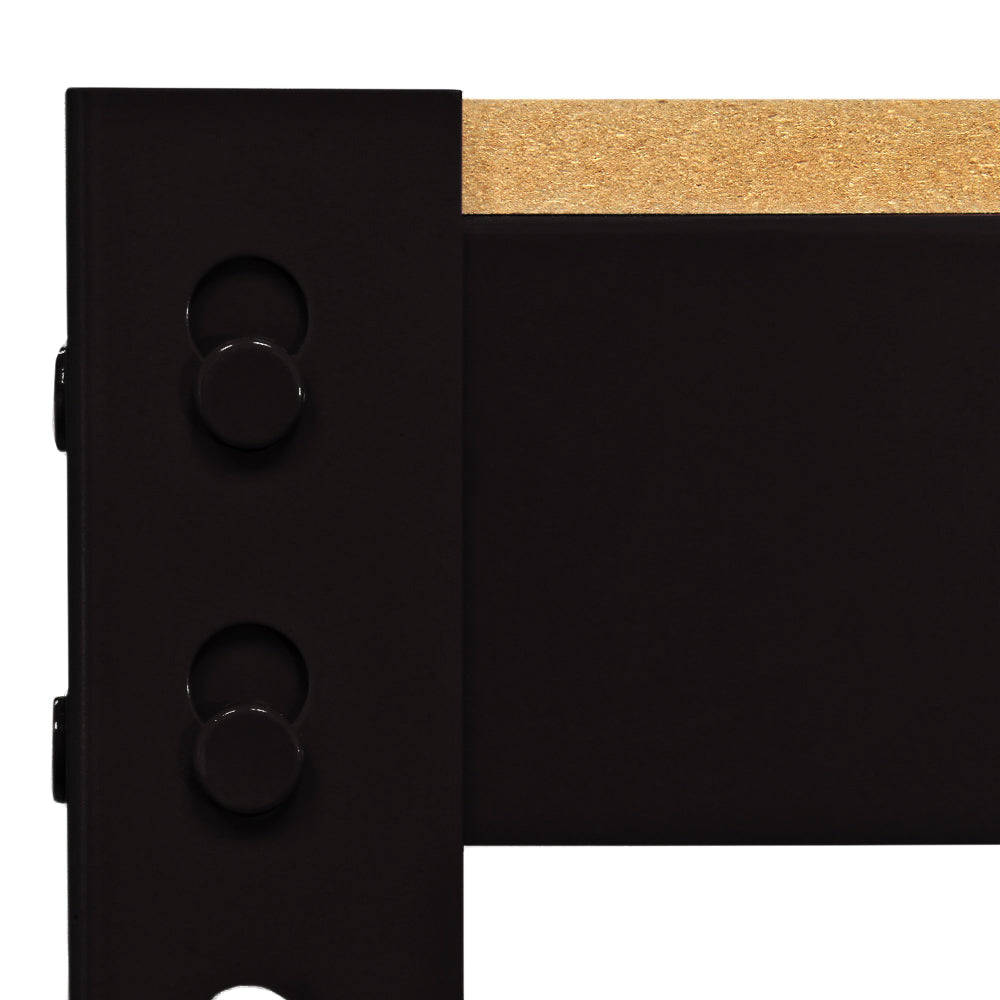 Marco de metal negro con panel de madera. Primer plano de los pernos.
