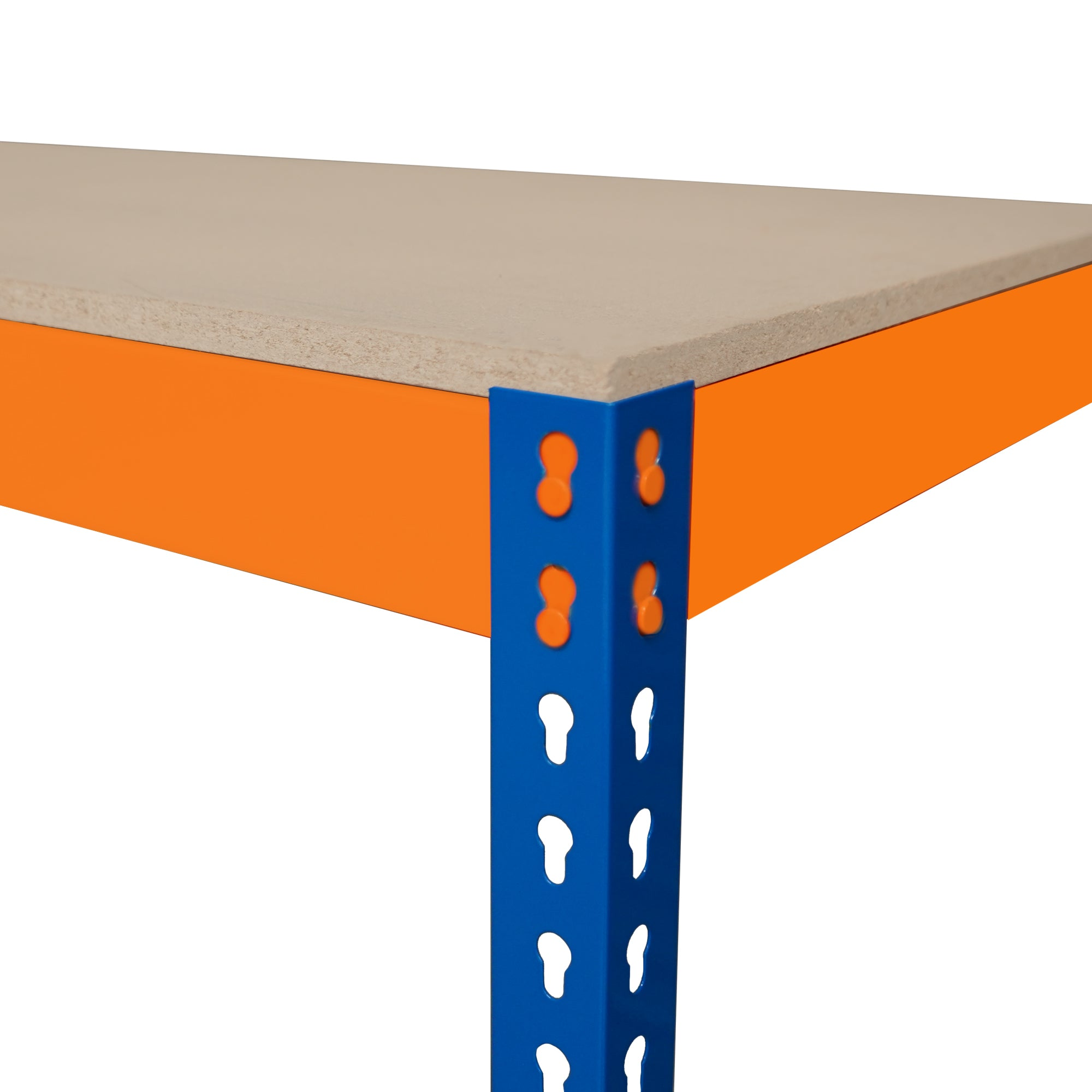 Primer plano de un estante: tapa de madera beige, laterales naranjas, patas de metal azules.
