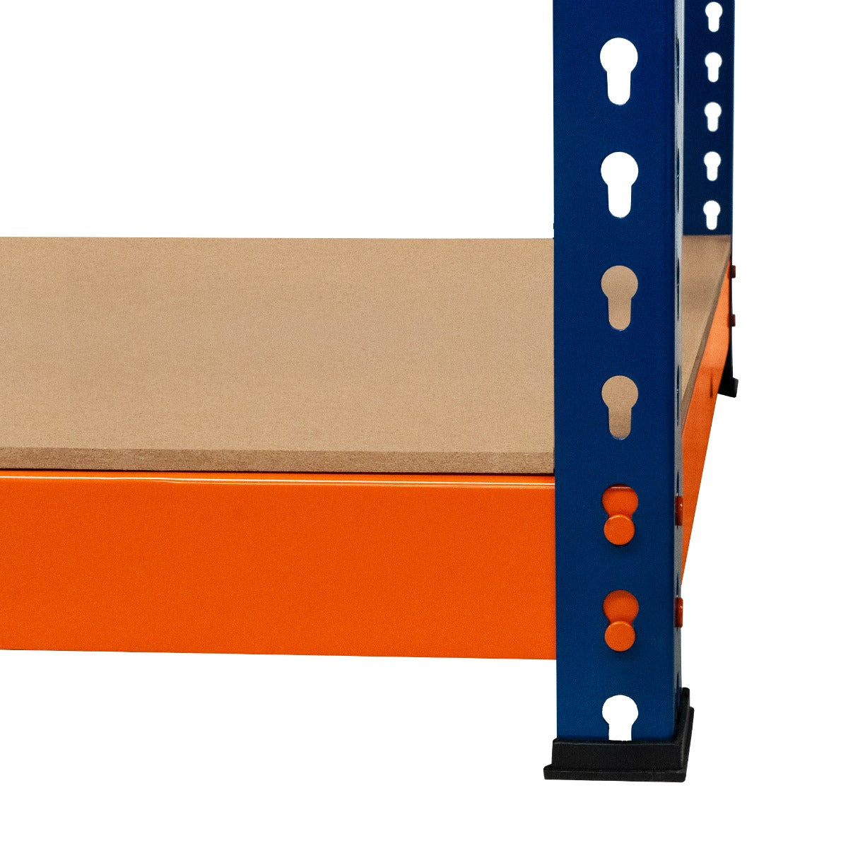 Primer plano de un estante azul con estante de aglomerado y base naranja.