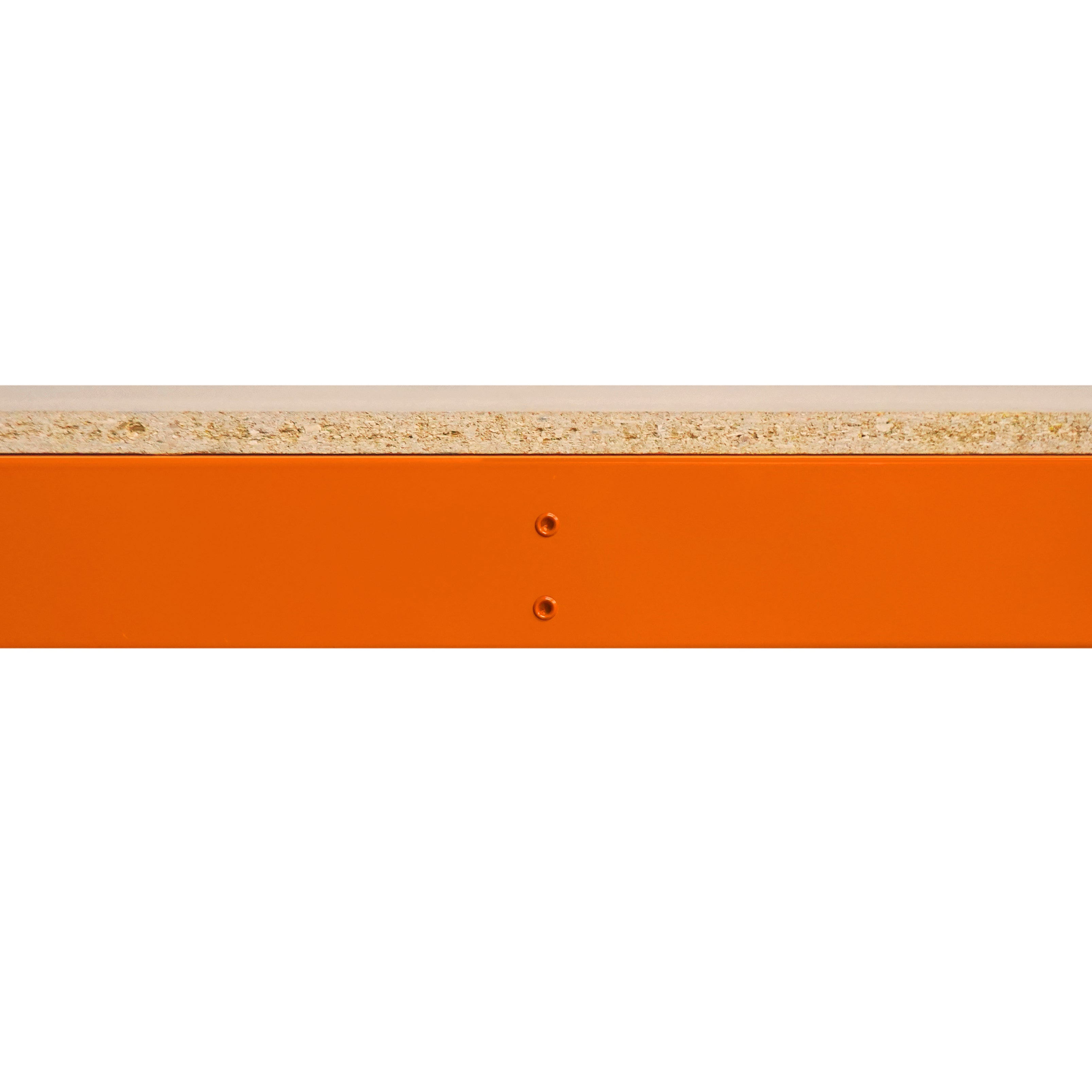 Primer plano de una superficie de estante naranja con aglomerado y dos tornillos.
