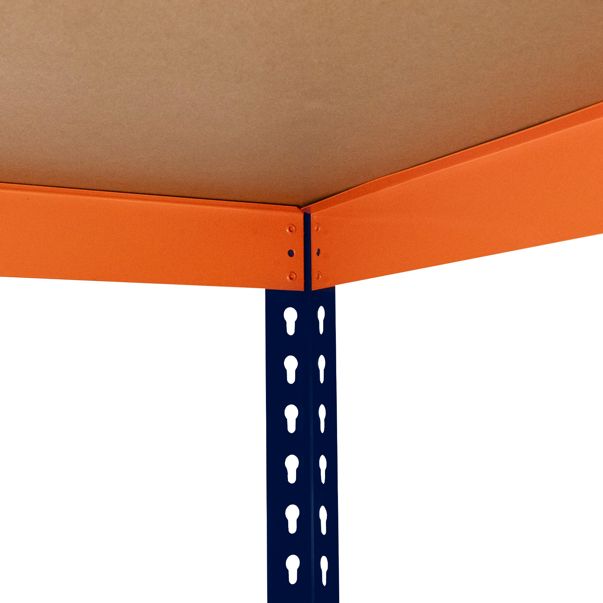 Primer plano de un marco de estante naranja con montante azul y tabla marrón.