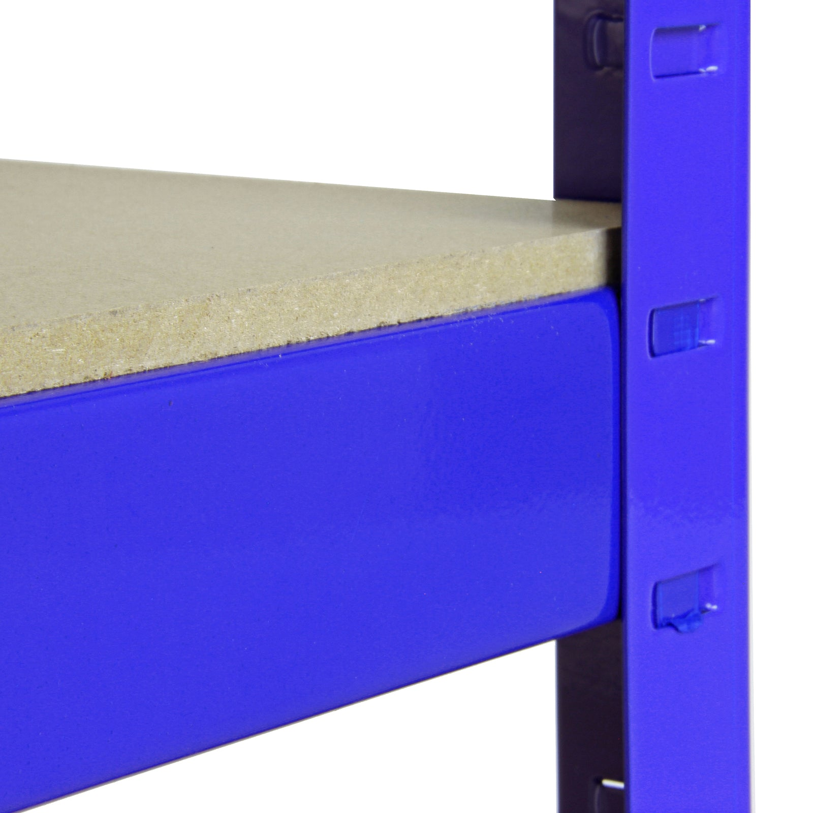 Primer plano de un marco de estante azul con una tabla de madera.