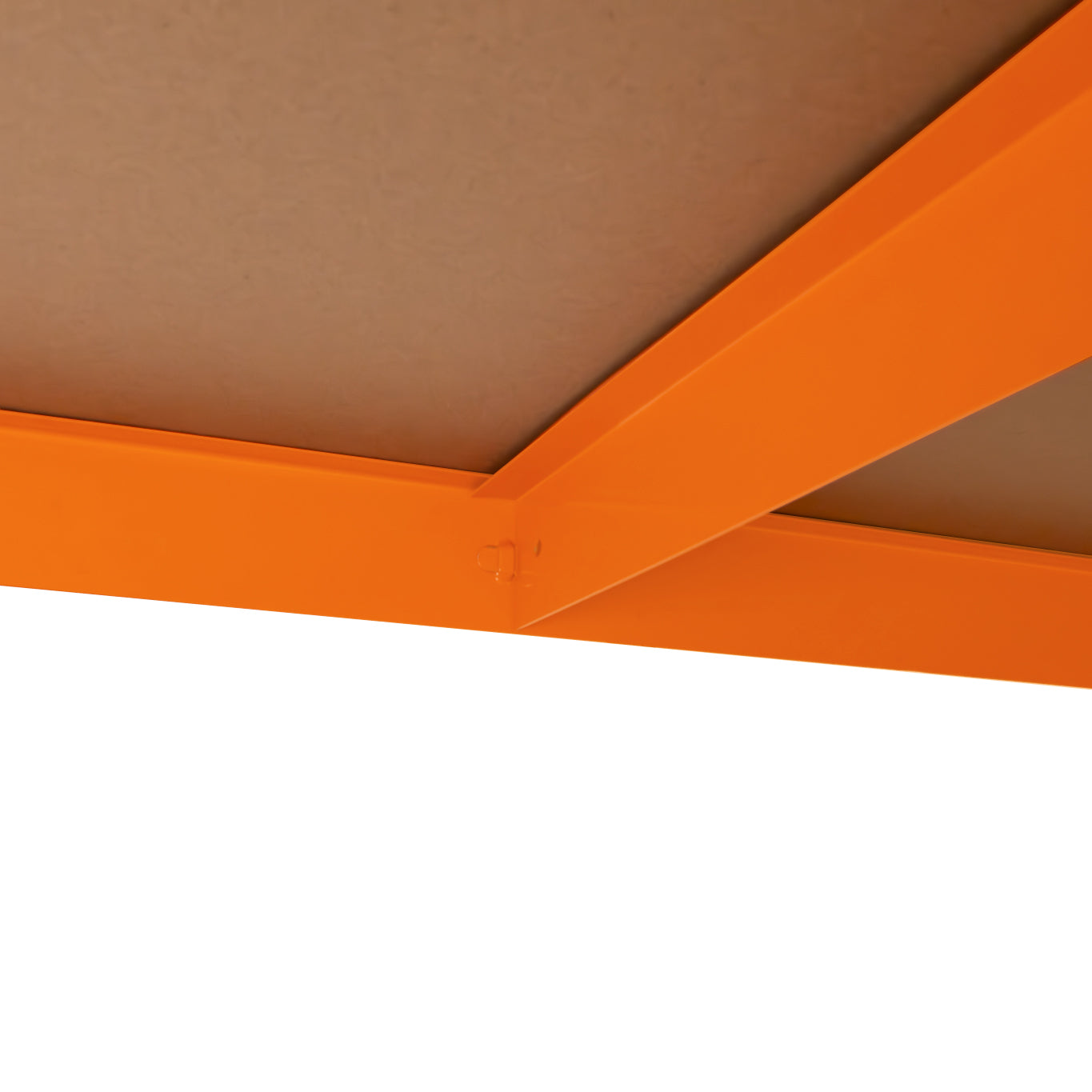 Parte inferior de un estante naranja con panel marrón.