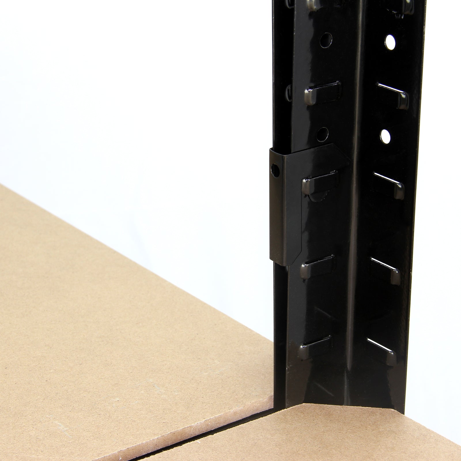 Primer plano de un poste de estantería negro con estante de madera.