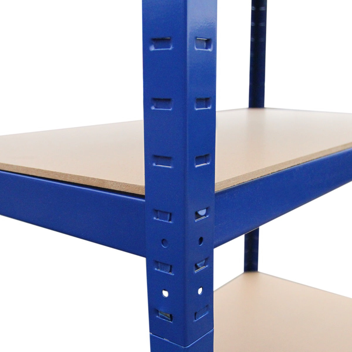 Un estante azul con estantes de madera sobre fondo blanco.