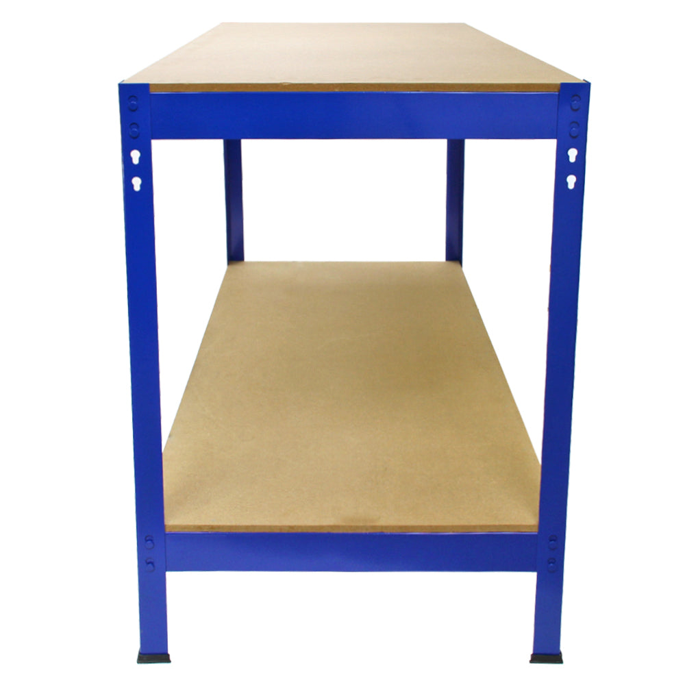 Estantería azul con dos baldas de madera, aislada.