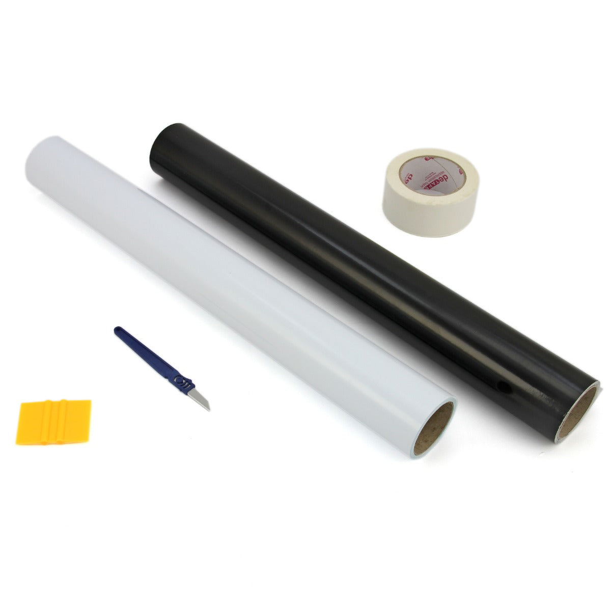 Dos rollos de vinilo, negro y blanco, con herramientas como cúter y rasqueta.