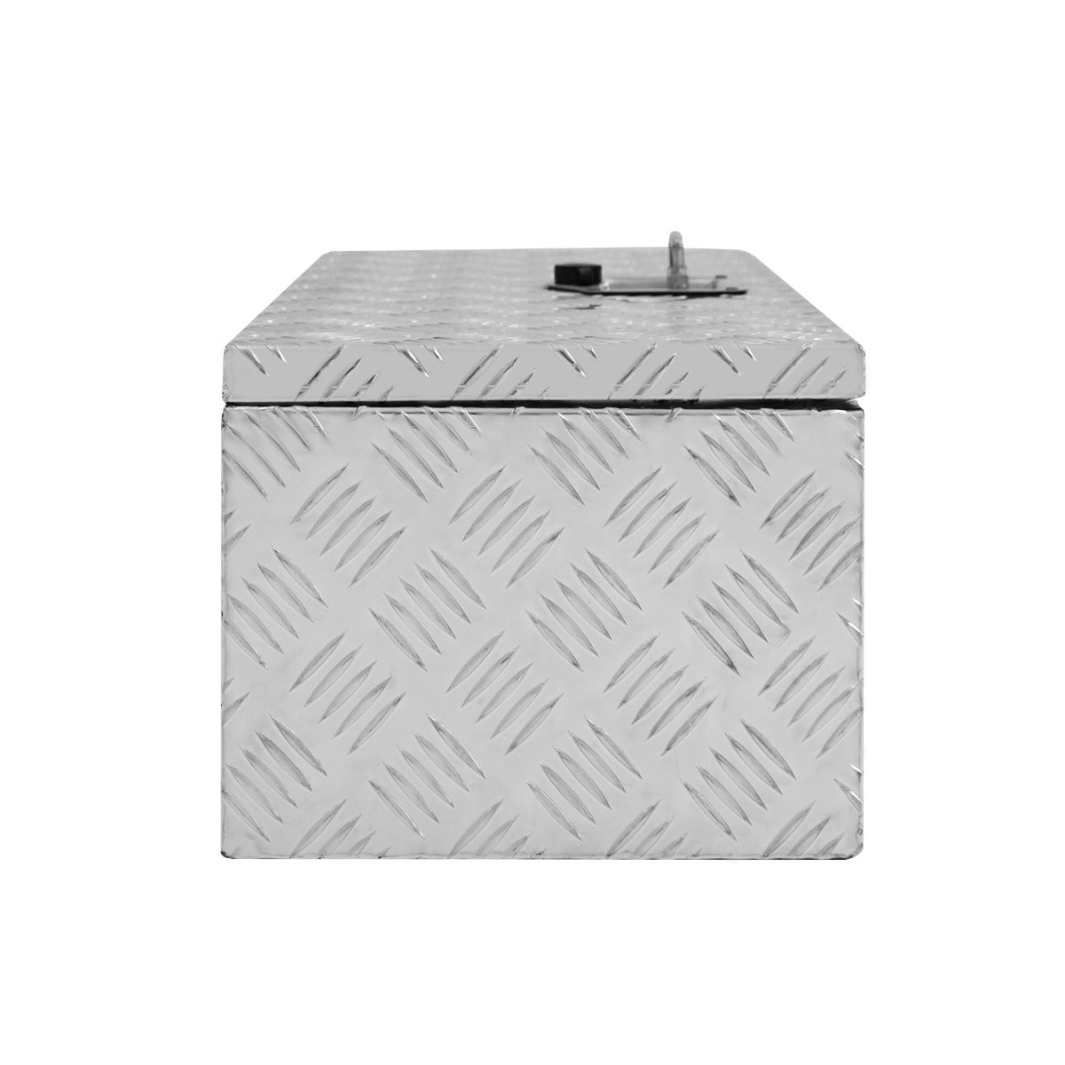 Una caja de herramientas plateada de aluminio con patrón de rombos y mecanismo de cierre.