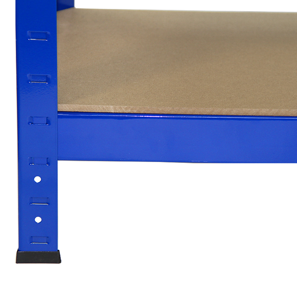 Una estantería azul con tablero de madera. Vista de cerca.