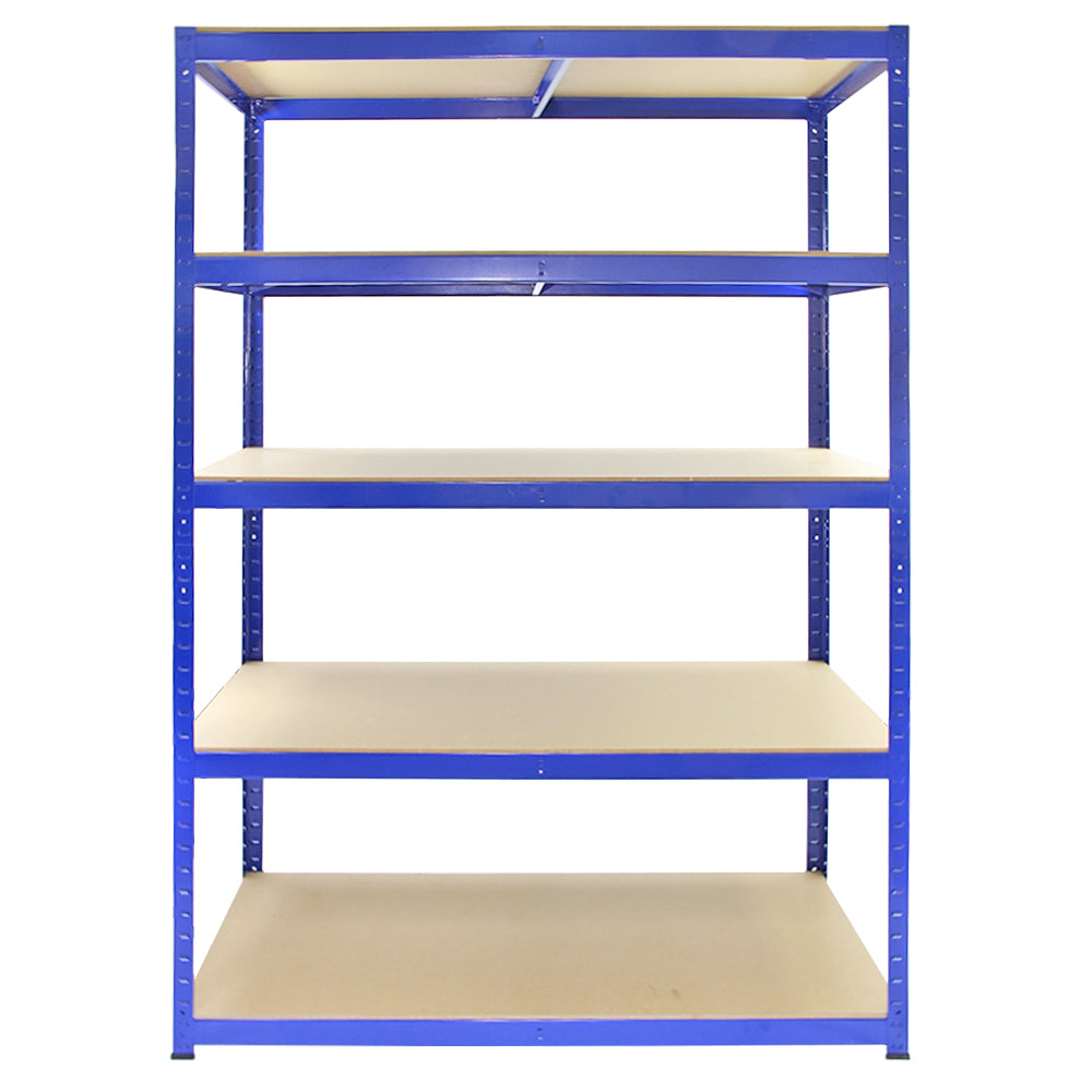 Un estante de metal azul con cinco baldas de madera, aislado sobre blanco.