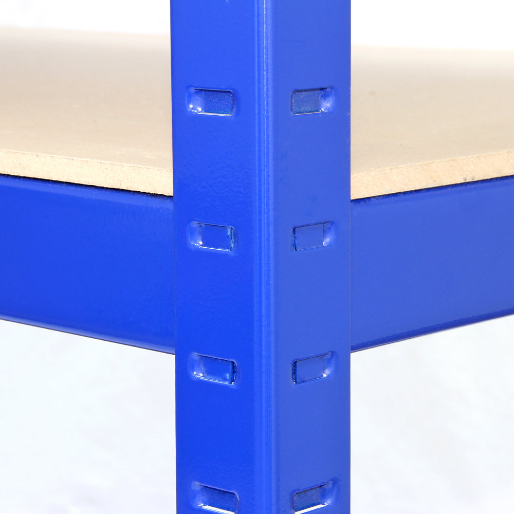 Un poste de estantería azul con ranuras y un estante de madera.