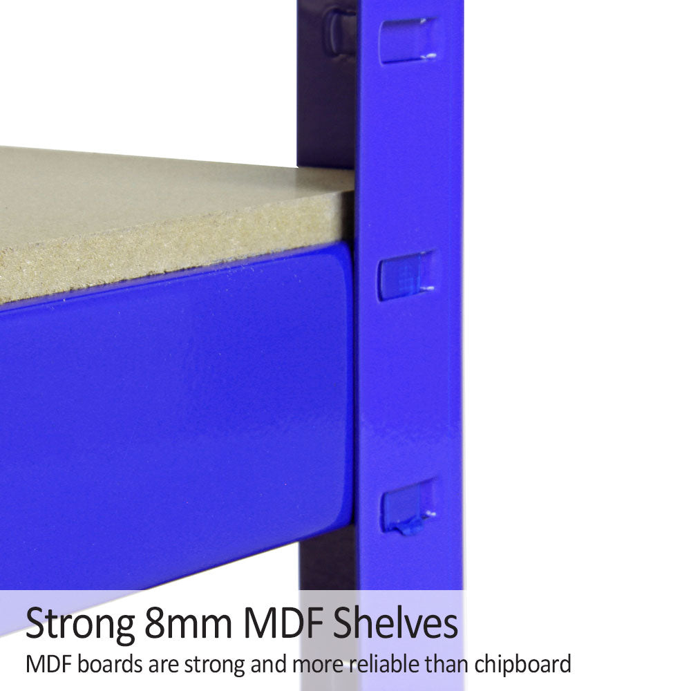 Primer plano de un marco de estante azul con una tabla de MDF de 8 mm.