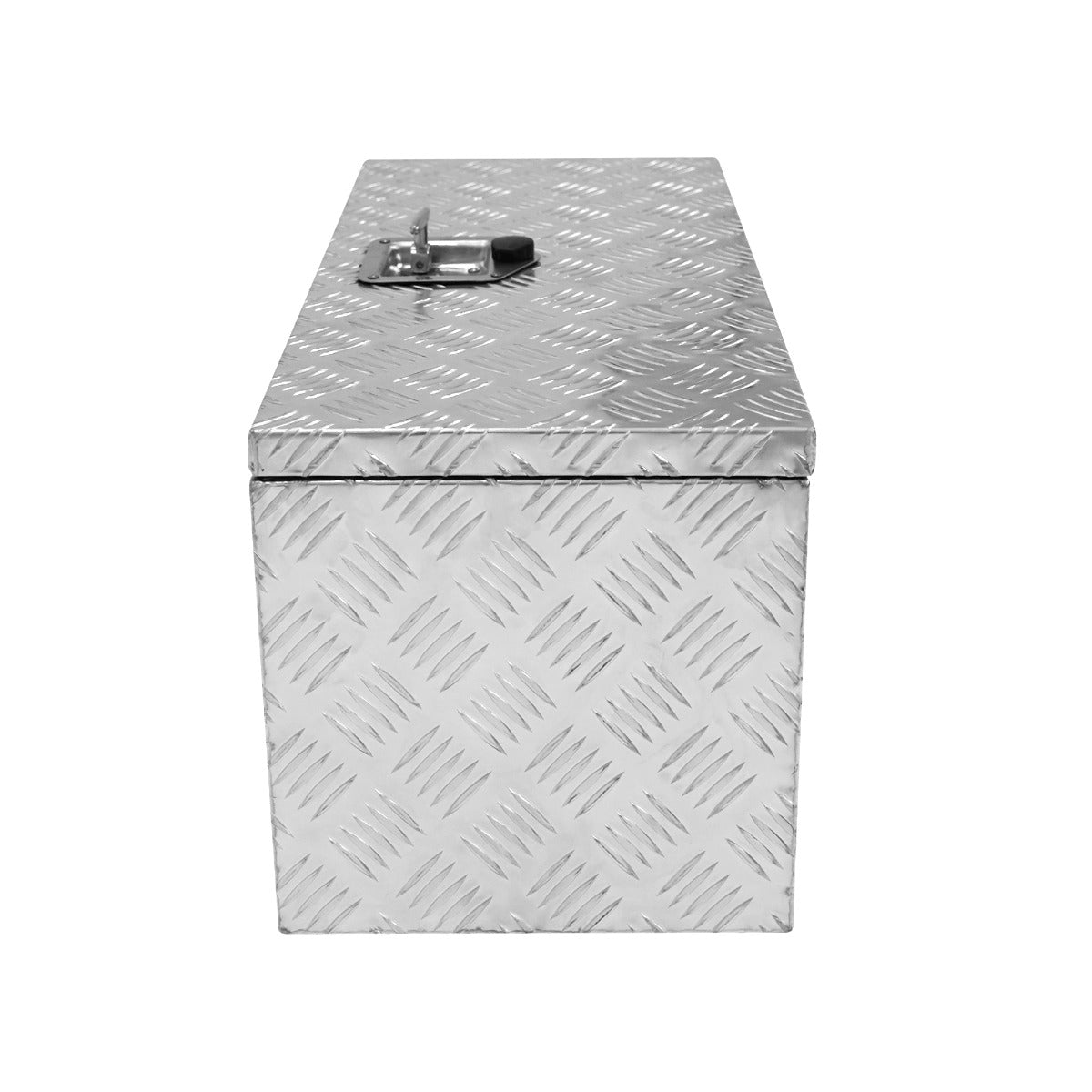 Una caja de herramientas de metal plateada con patrón de rombos y un asa con pestillo.