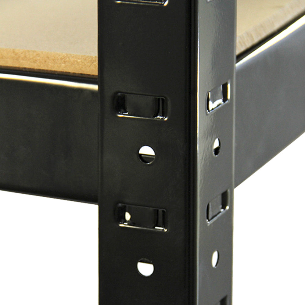 Primer plano de un soporte de estante de metal negro con agujeros y ranuras. Estante de madera visible.