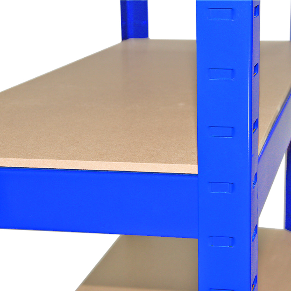 Estantería metálica azul con tablones de madera marrón, vista cercana.