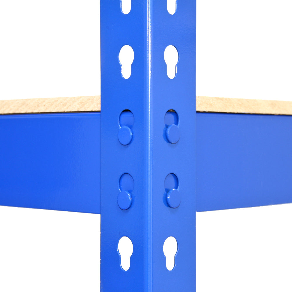 Estantería metálica azul con estante de madera, primer plano de conexiones.