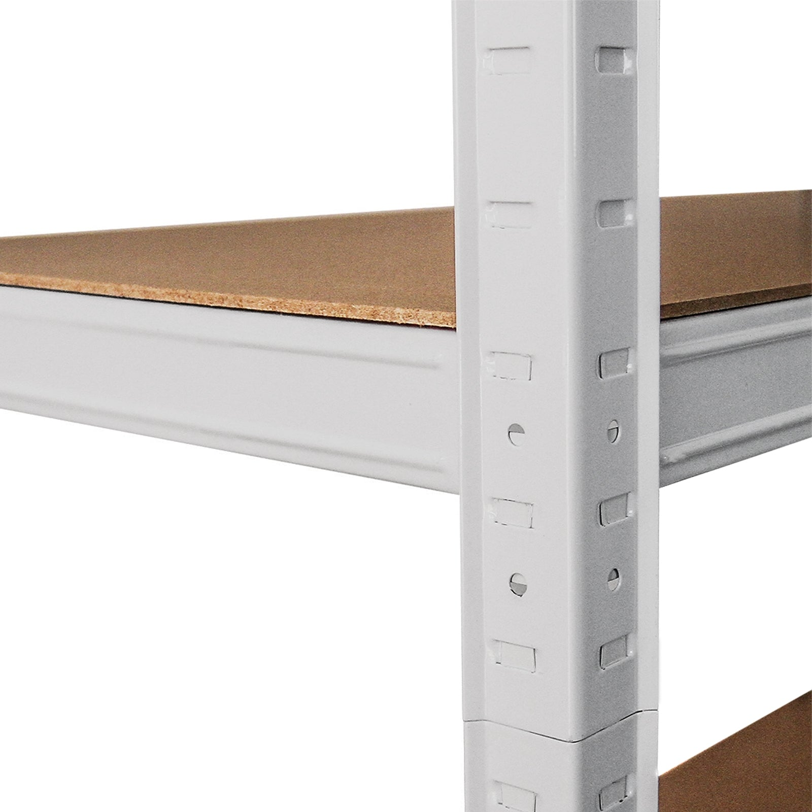 Primer plano de un estante blanco con tablero de madera marrón. Poste metálico con ranuras.