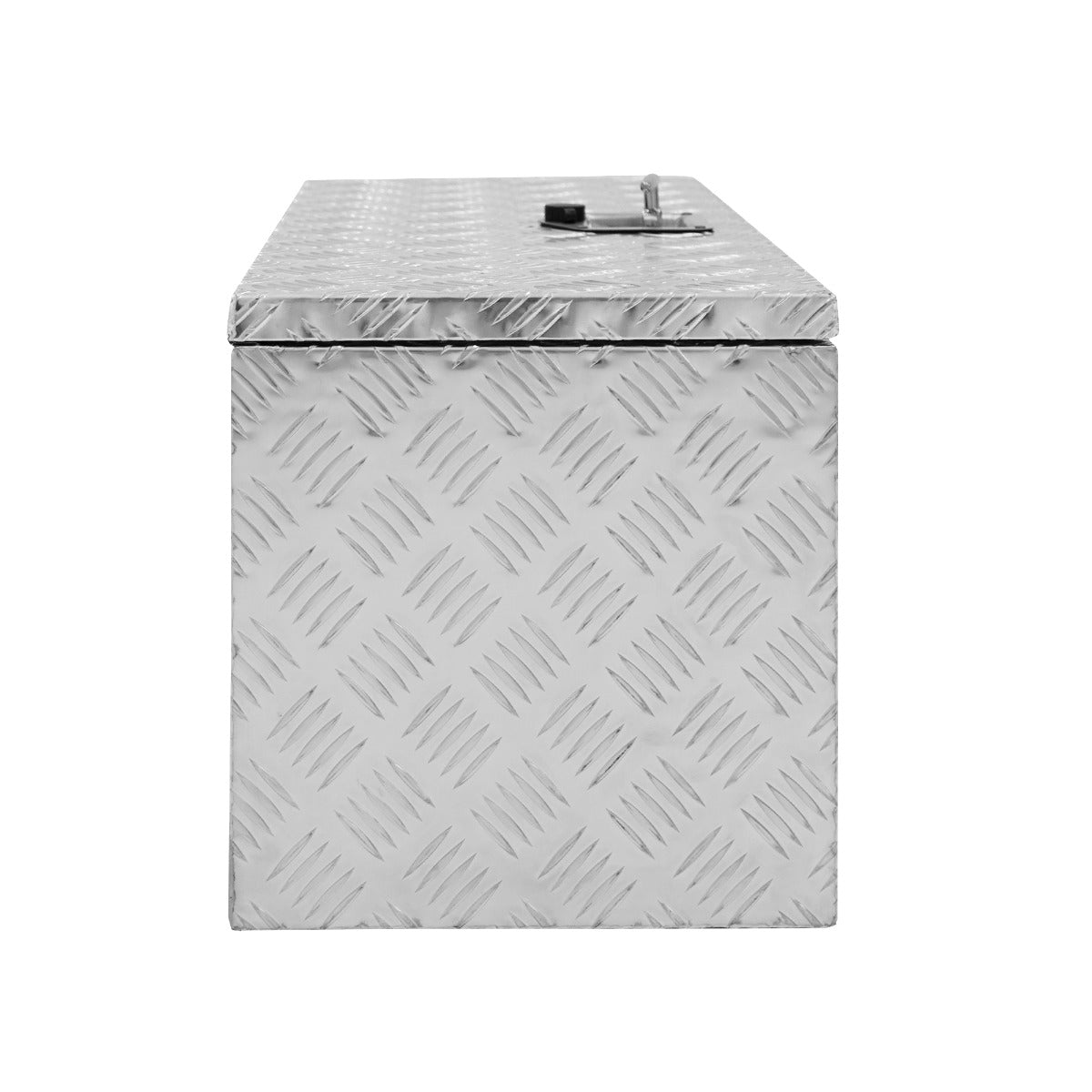 Una caja de herramientas de aluminio plateada con patrón de rombos y pestillo.