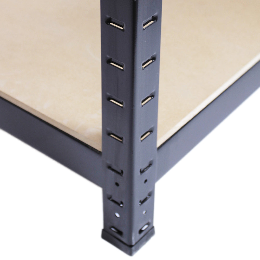 Primer plano de un soporte de estante de metal negro con tabla de madera y fondo blanco.