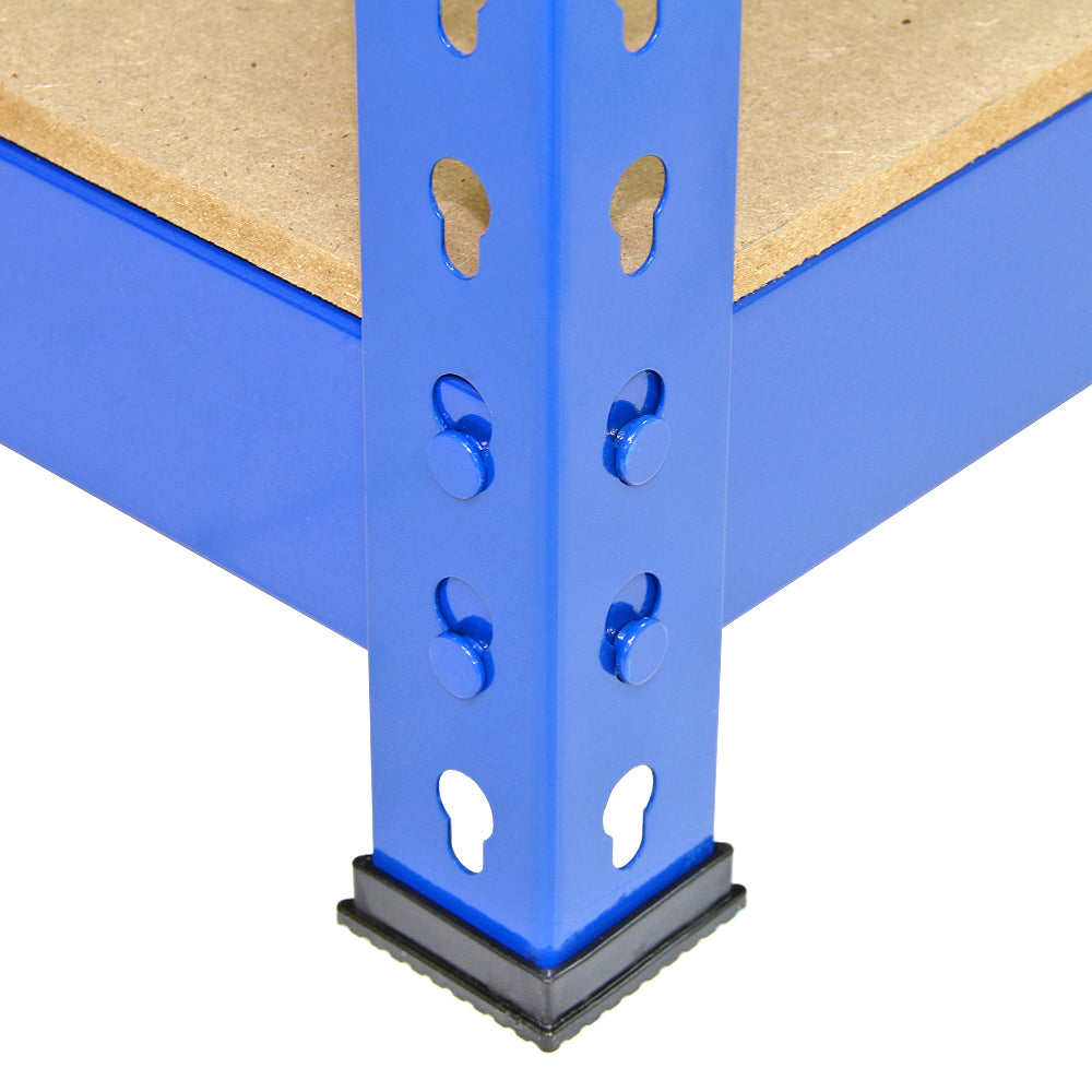 Primer plano de un montante de estante azul con tabla de madera y pie negro.