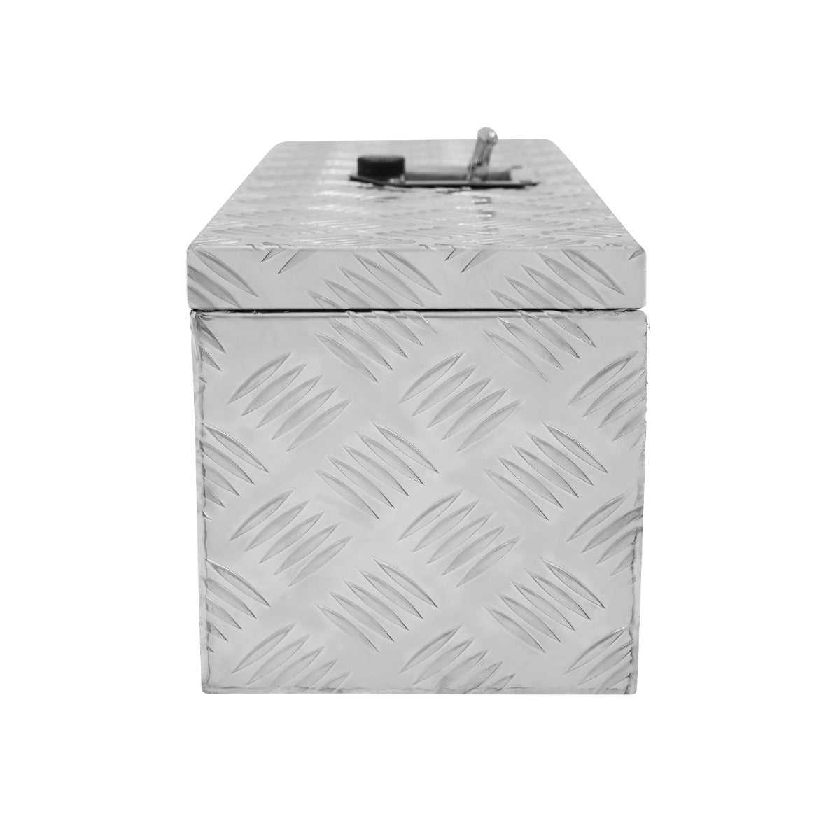 Una caja de herramientas de aluminio plateada con patrón de rombos y un pestillo.