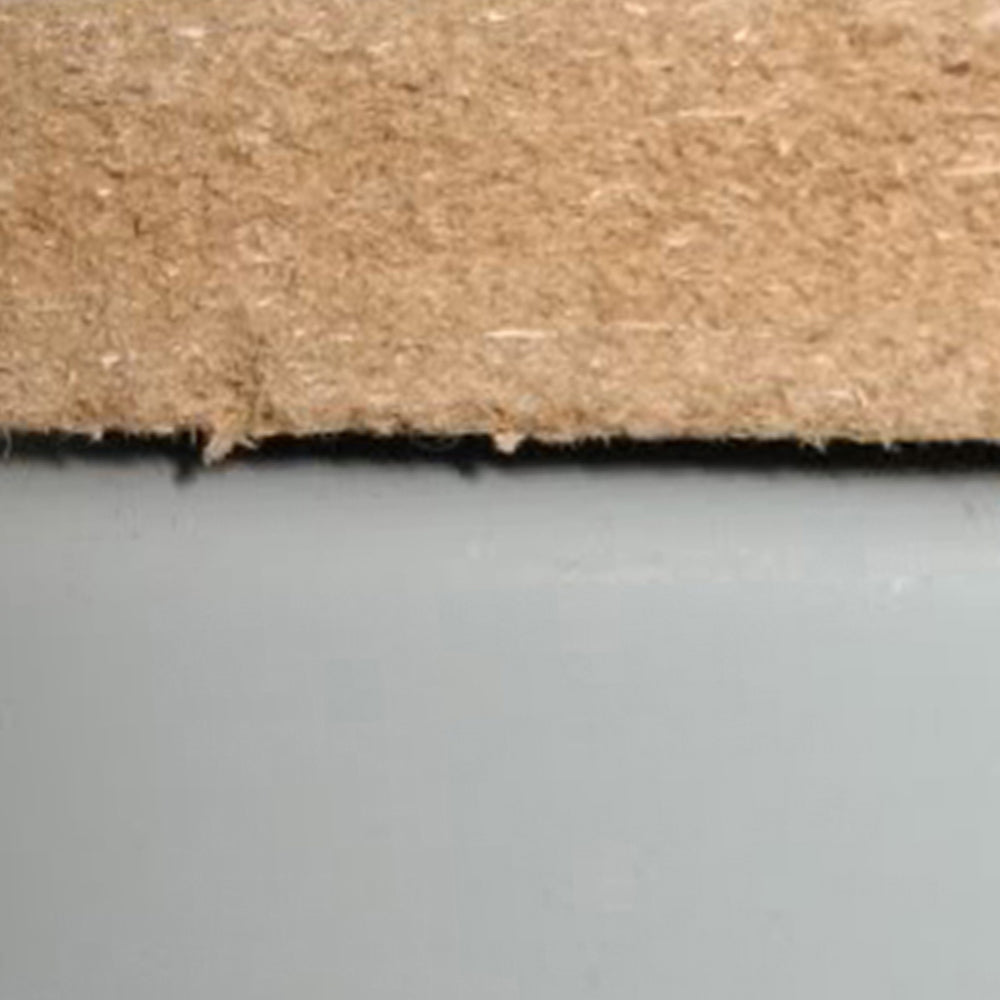 Primer plano de material marrón sobre fondo gris.