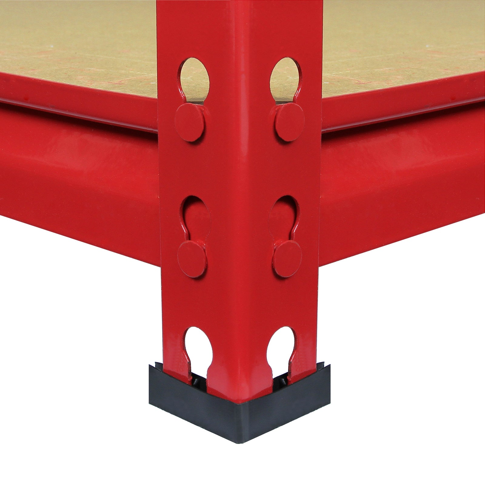 Primer plano de un soporte de estante rojo con tabla de madera y protectores negros.
