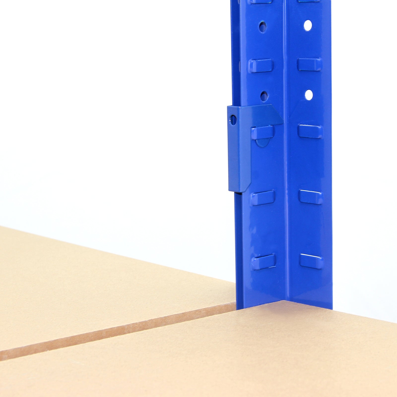 Un poste de estantería azul con dos tablas de madera sobre fondo blanco.