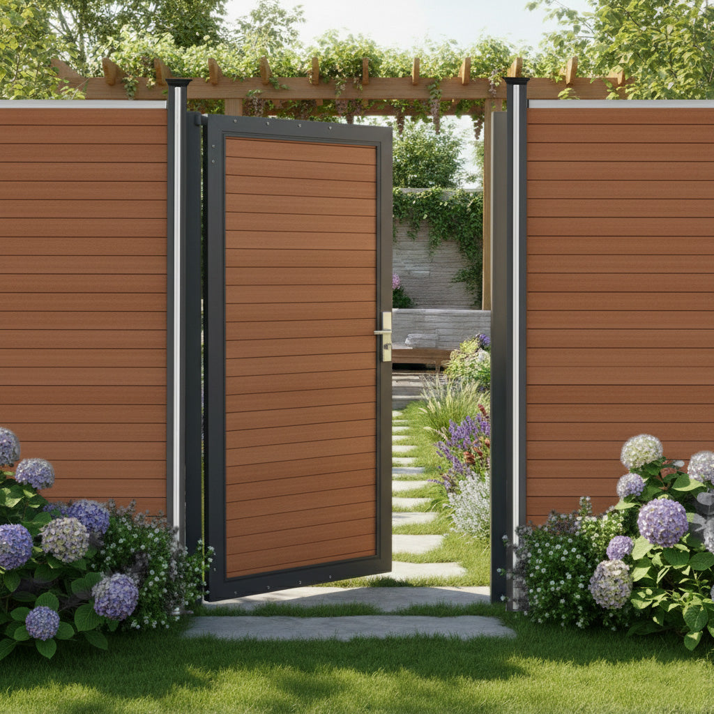 Puerta abierta de aspecto madera junto a valla de madera, con flores y hierba.
