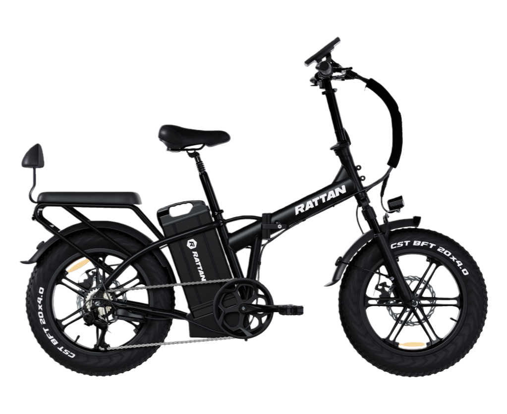 Bicicletta elettrica pieghevole nera con copertoni larghi, portapacchi e batteria.
