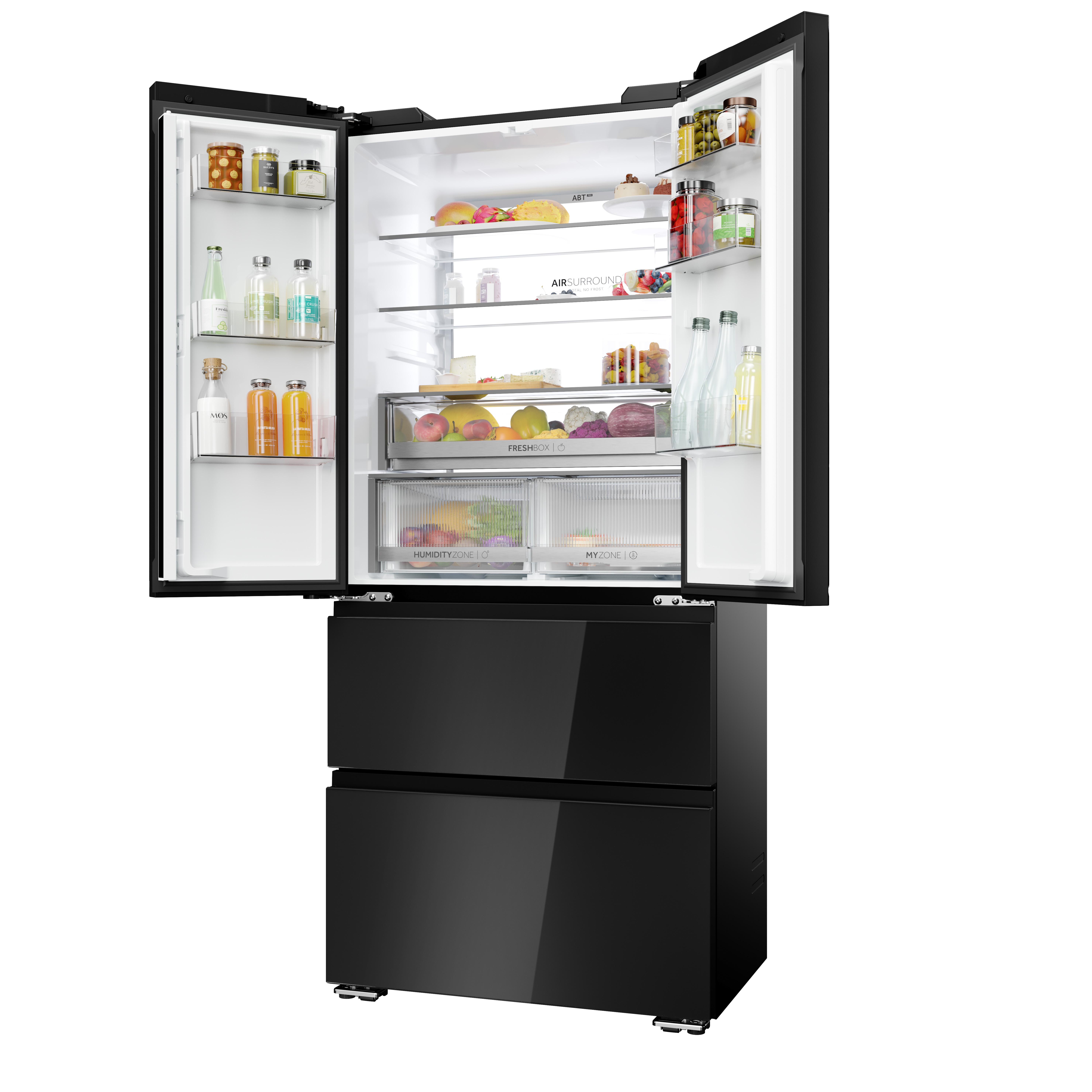 Un refrigerador negro con puertas abiertas, lleno de alimentos.
