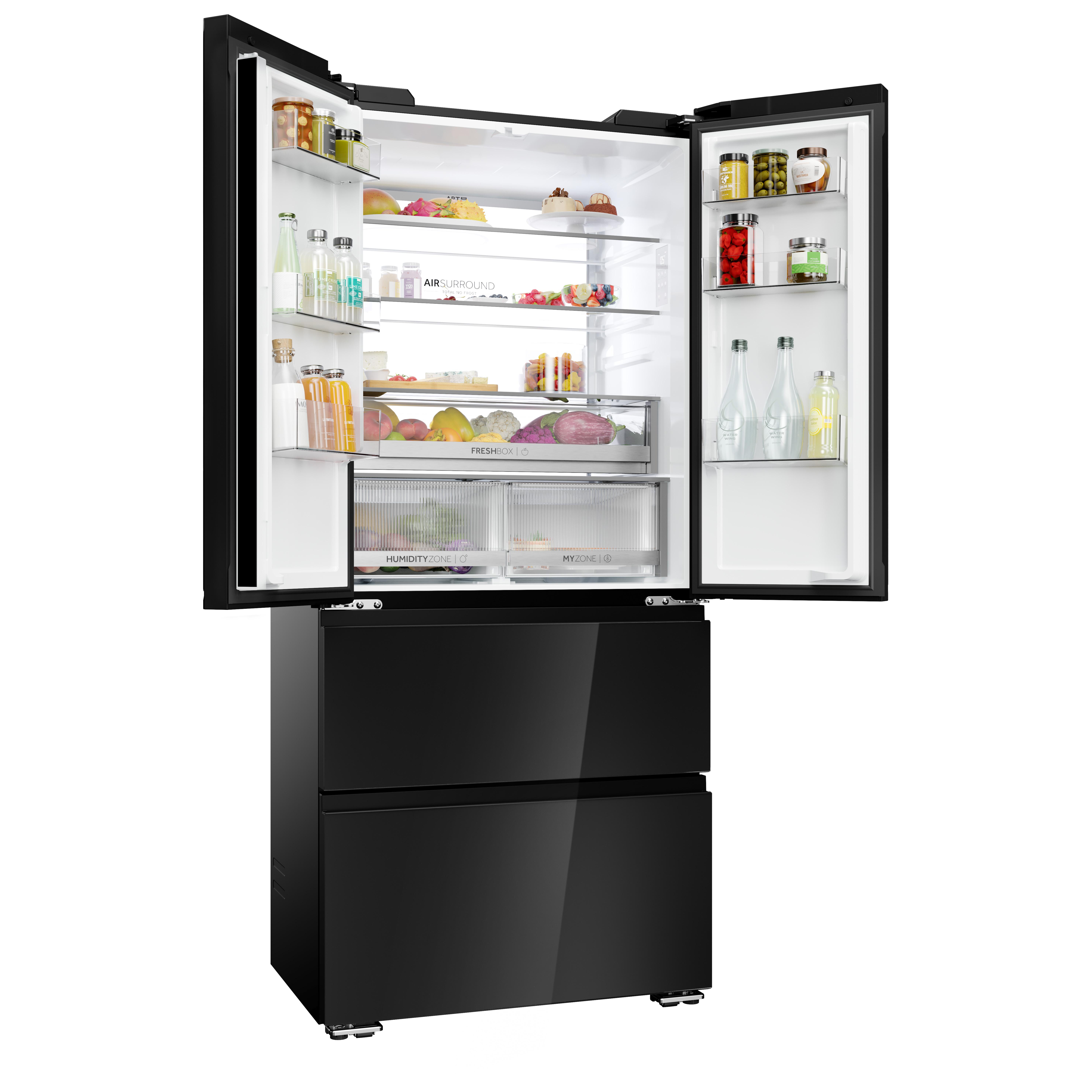 Un refrigerador negro con las puertas abiertas, lleno de comida y bebidas.