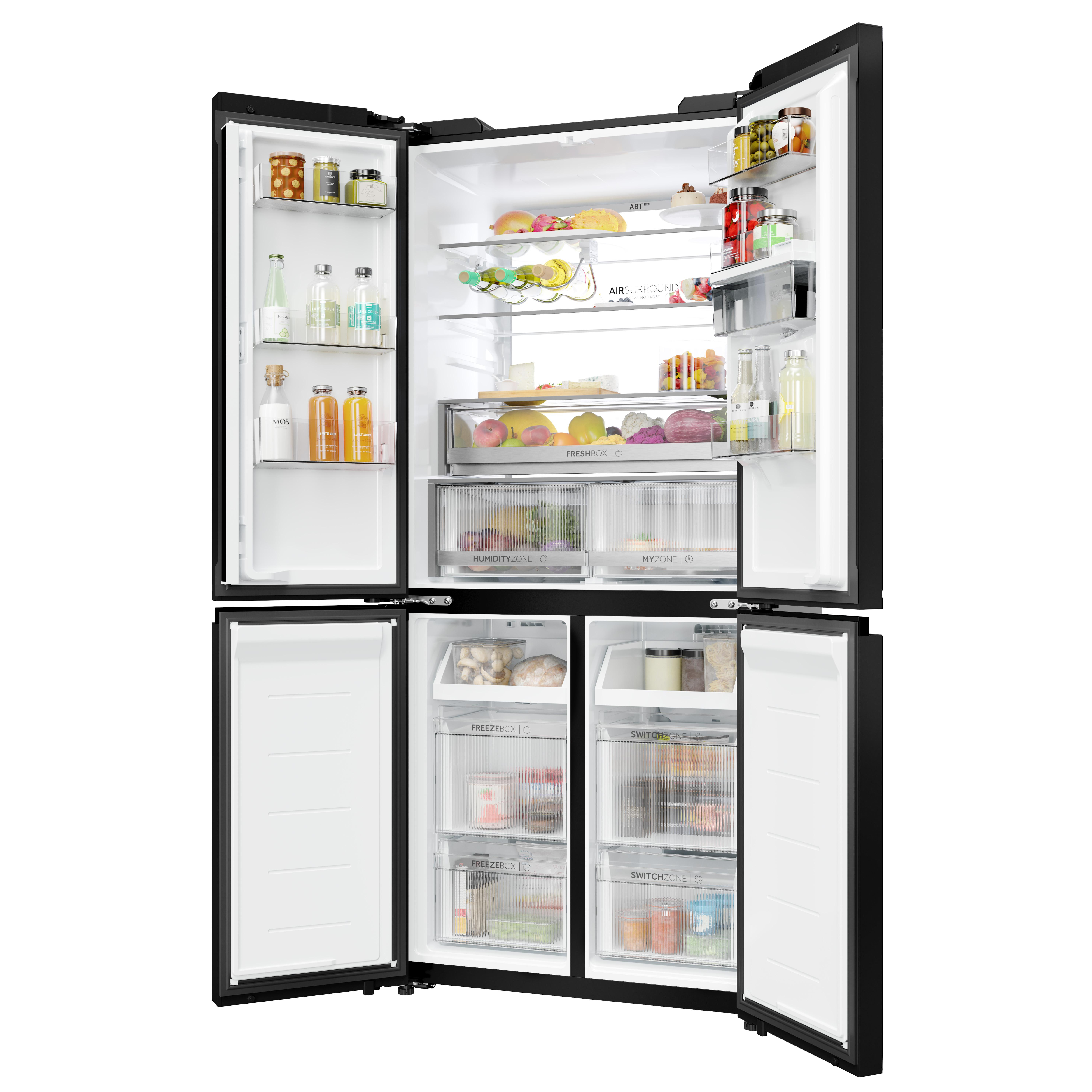 Un refrigerador negro con puertas abiertas, lleno de comida y bebidas.