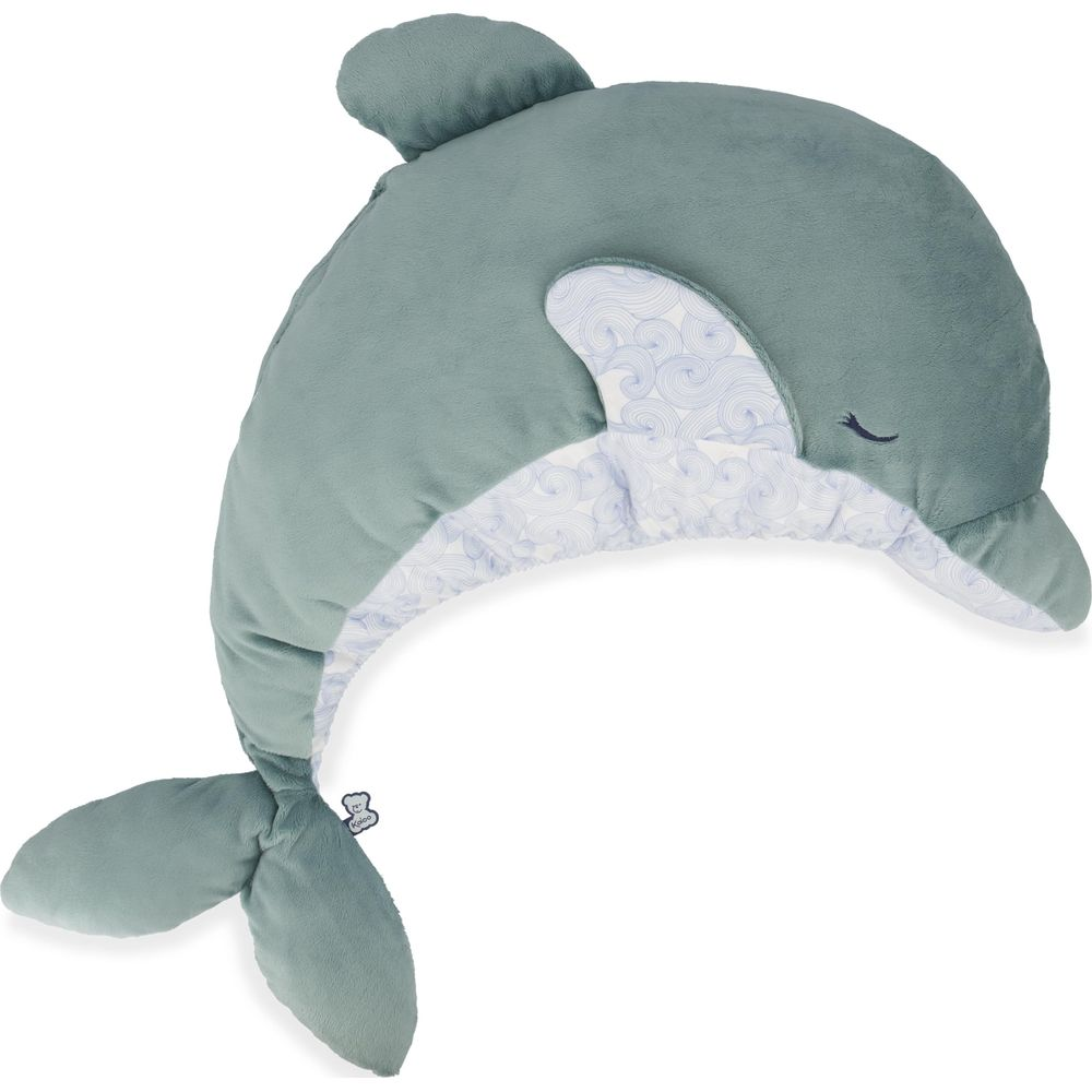 Un cuscino a forma di delfino in peluche verde con motivo a onde sulla pinna pettorale.